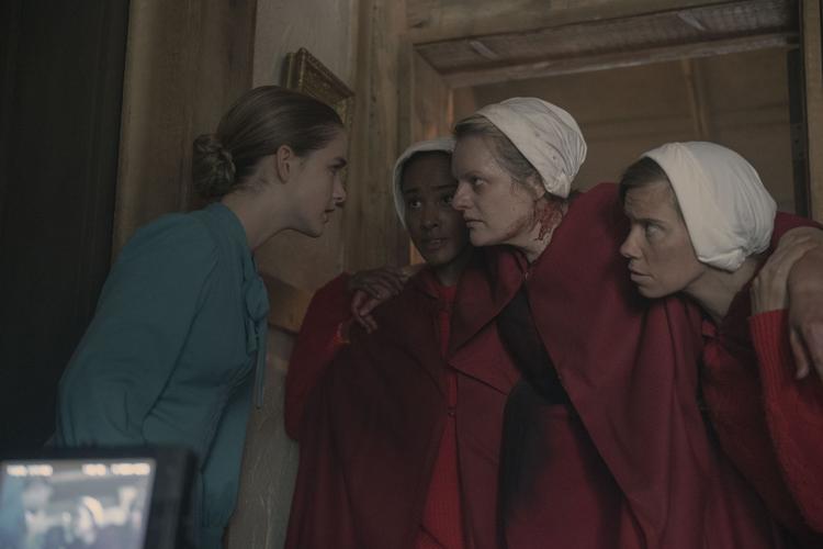 Elizabeth Moss er atter aktuel som den plagede June, der må stå model til ikke så lidt i dystopi-serien 'The Handmaid's Tale'. Foto: HBO Nordic