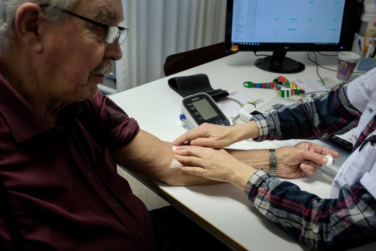 De Praktiserende Lægers Organisation og Danske Regioner tager begge vel imod ideen om, at patienterne præsenteres for de ydelser, som lægen opkræver efter endt konsultation.  Arkivfoto. Foto: Emma Sejersen/POLFOTO