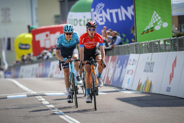 Pello Bilbao har sikker afstand til Aleksandr Vlasov, mens løbets førende rytter Simon Yates på tredjepladsen er skjult af de to konkurrenter. Foto: Tour of the Alps. 