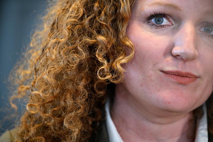 Enhedslistens retsordfører, Rosa Lund, siger, at det lyder som en god nyhed, at Udenrigsministeriet vil hente en fire-årig pige hjem, men det er det ikke, da hendes mor ikke må komme med. Foto: Philip Davali/Ritzau Scanpix