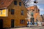Nyboder Skole er blevet lukket, og eleverne må igen undervises hjemme på grund af for høj smitte i området, som i virkeligheden stammer fra 12 beboere i de gule længer i forgrunden. Foto: Marius Renner/POLFOTO