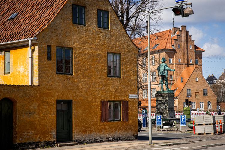 Nyboder Skole er blevet lukket, og eleverne må igen undervises hjemme på grund af for høj smitte i området, som i virkeligheden stammer fra 12 beboere i de gule længer i forgrunden. Foto: Marius Renner/POLFOTO