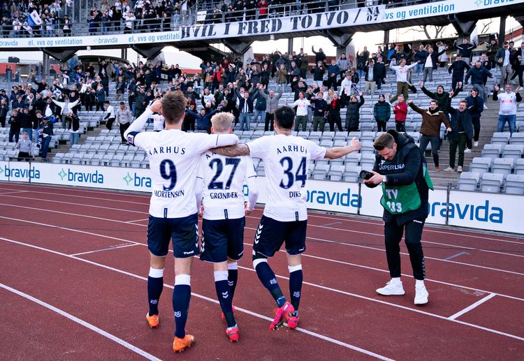 Efter mange tilskuerløse måneder kunne AGF-spillerne endelig fejre et mål sammen med deres fans, da Albert Grønbæk scorede til 1-0 mod Randers i Aarhus. Foto: Henning Bagger/Ritzau Scanpix
