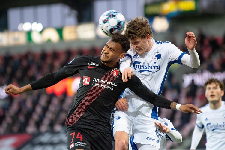 FC Midtjyllands Jose Dos Santos er her i luftduel med FCK's Jens Stage i superligakampen mellem FC Midtjylland og FC København på MCH Arena i Herning torsdag aften. Foto: Bo Amstrup/Ritzau Scanpix
