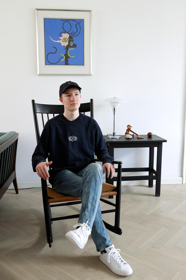     Sofus Krølbens tipoldebarn, Sofus Felland i tipoldefars gamle gyngestol i hjemmet på Amager. Familien har også medaljer fra indtil flere olympiader i 1908, 1912, 1936 og 1948.   Foto: Jens Dresling/POLFOTO