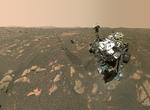 Mars-roveren bruger ikke kun sine kameraer til at rekognoscere det røde støv på planeten. Den tager også selfies, hvor man kan se den lille følgesvend i form af helikopteren 'Ingenuity' i baggrunden. Robotarmen, der holder kameraet - eller selfiestangen, om man vil - er ikke med på dette billede, fordi det er sammensat af 62 individuelle billeder taget på missionens 46. Mars-dag. Foto: Nasa