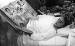 Den mexikanske kunstner Frida Kahlo var tvunget til at arbejde i sengen efter en ulykke. Her skabte hun sine fantastiske surreelle motiver. Her et foto fra 1952.  Foto: The Granger Collection/Ritzau Scanpix