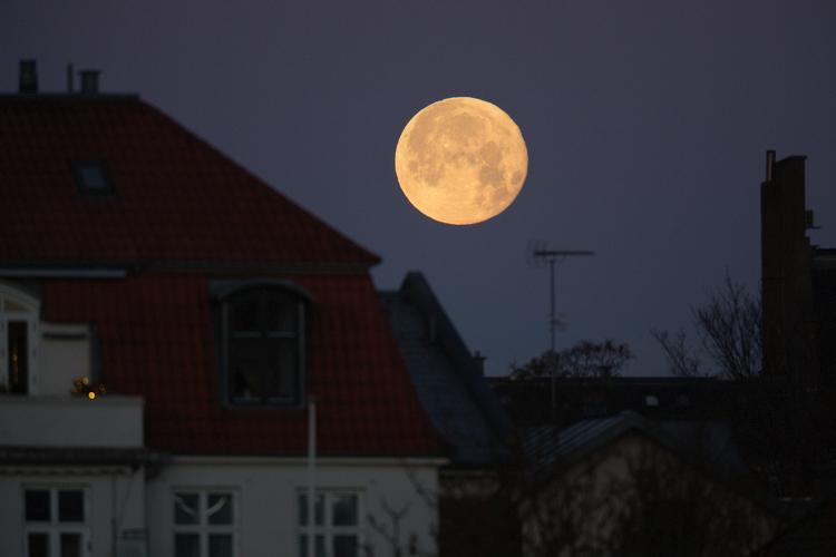 Bettina Heltberg mindes blandt andet Hanne fra 'Den store Bastian', der så gerne ville have fat i Månen, at hun blev taget af bølgerne, da hun gik ud i vandet efter den. Arkivfoto Thomas Borberg