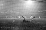 Da der lugtede af sensation i Idrætsparken i 1967: Lille Fritz Hansen (helt til højre) har snydt Real Madrids forsvar og kanonerer bolden i nettet med venstrebenet til Hvidovres 1-0-føring i mesterholdenes Europa Cup. Amatørerne overrumplede verdens bedste professionelle klubhold. Foto: Erik Petersen/POLFOTO