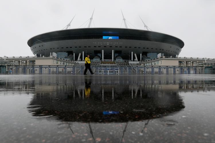 Det største stadion i Sankt Petersborg, Krestovskij, der også har navnet Gazprom Arena, bliver nu vært for syv kampe ved sommerens EM-slutrunde.   Foto: Anton Vaganov/Ritzau Scanpix