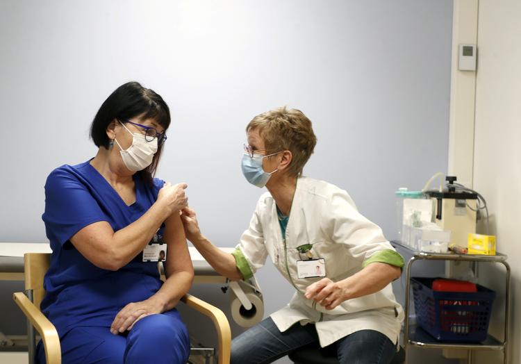I Finland går der 12 uger mellem første og andet stik mod corona for at få flest mulige borgere i gang med vaccinationen. Her fra Tampere Universitets Hospital. Foto: Lehtikuva/Ritzau Scanpix