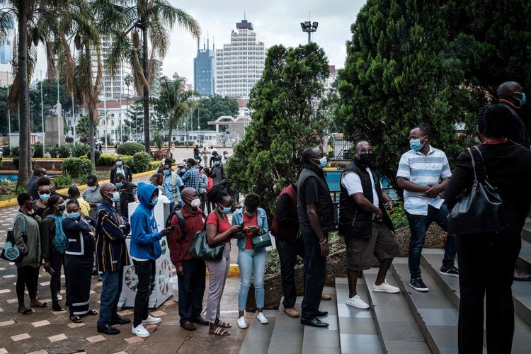 Under to procent af de næsten en milliard producerede vaccinedoser er brugt i Afrika. Her kø ved et vaccinationscenter i Nairobi. Foto: Yasuyoshi Chiba/Ritzau Scanpix