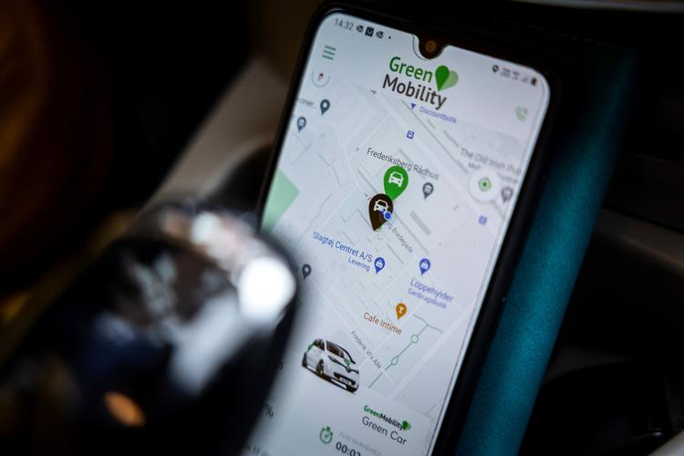 I Frederiksbergs svømmehalskvarter har Cecilia Bræstrup let ved at finde den nærmeste delebil på appen. Frederiksbergs borgmester Simon Aggesen håber, at det vil få flere til at droppe deres egen bil og bruge delebiler  i stedet. Foto: Mads Nissen/POLFOTO