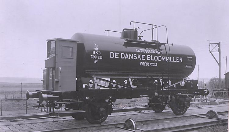  Blodmøllens tankvogn set på baneterrænet i Fredericia. Efter sigende var den blodrød, men anvendtes kun til flydende sukkermelasse.  Foto: Foto i Scandias arkiv i Rigsarkivet.
