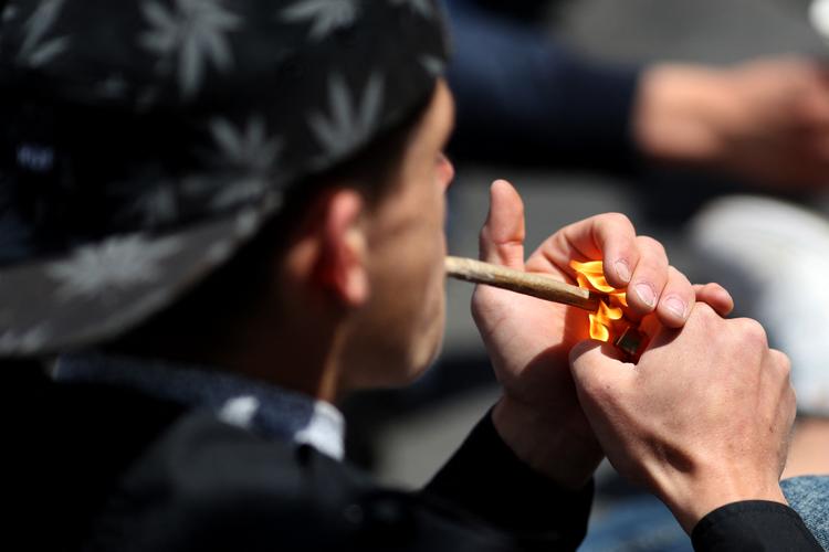 Franskmændene har Europa-rekord i brugen af cannabis - og nu strammer præsident Macron kursen, mens andre europæiske lande har vedtaget eller er ved at ophæve forbud mod en joint.  Foto: Kenzo Tribouillard/Ritzau Scanpix