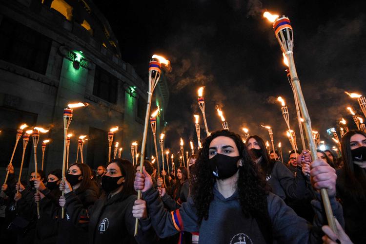 Lørdag 24. april den internationale dag til minde om massakrerne. Her ses armeniere i hovedstaden Yerevan sent fredag aften.  Foto: Karen Minasyan/Ritzau Scanpix