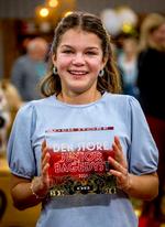Malou blev den første vinder af 'Den store juniorbagedyst', og det var ingen for alvor  på noget tidspunkt i tvivl om, at hun ville blive. Foto: Carsten Mol/DR