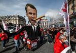   Præsident Macron var ikke populær blandt deltagerne i en klimademonstration  sidste måned i Paris.  Foto: Michel Euler/Ritzau Scanpix