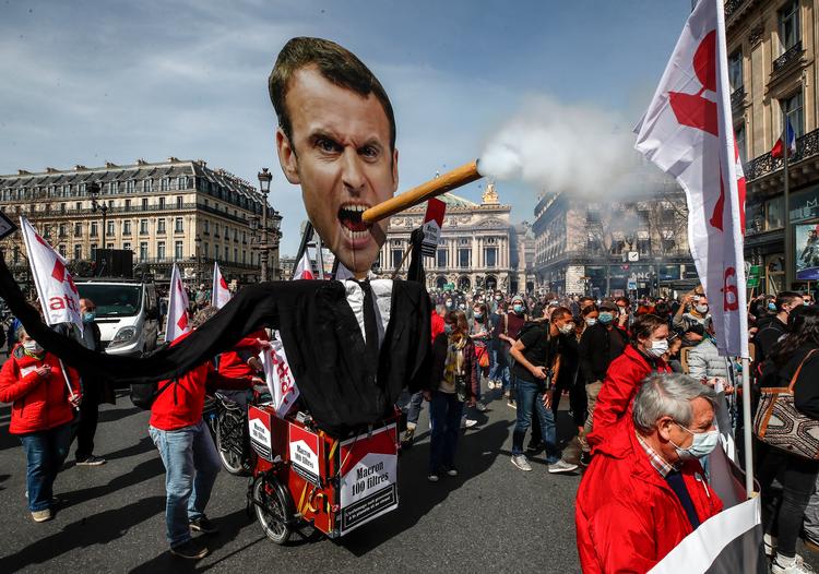   Præsident Macron var ikke populær blandt deltagerne i en klimademonstration  sidste måned i Paris.  Foto: Michel Euler/Ritzau Scanpix