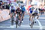 Tadej Pogacar (nr. 2 fra venstre) presser lige netop cyklen først over stregen foran verdensmesteren Julian Alaphilippe. Foto: Dirk Waem/Ritzau Scanpix