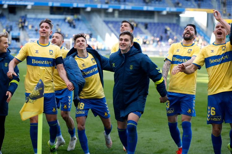 Så længe knæet akkurat holder, og Brøndby kan fejre sejre med de tilbagevendte fans, er Jesper Lindstrøm (nummer 18) glad. Foto: Jens Dresling/POLFOTO