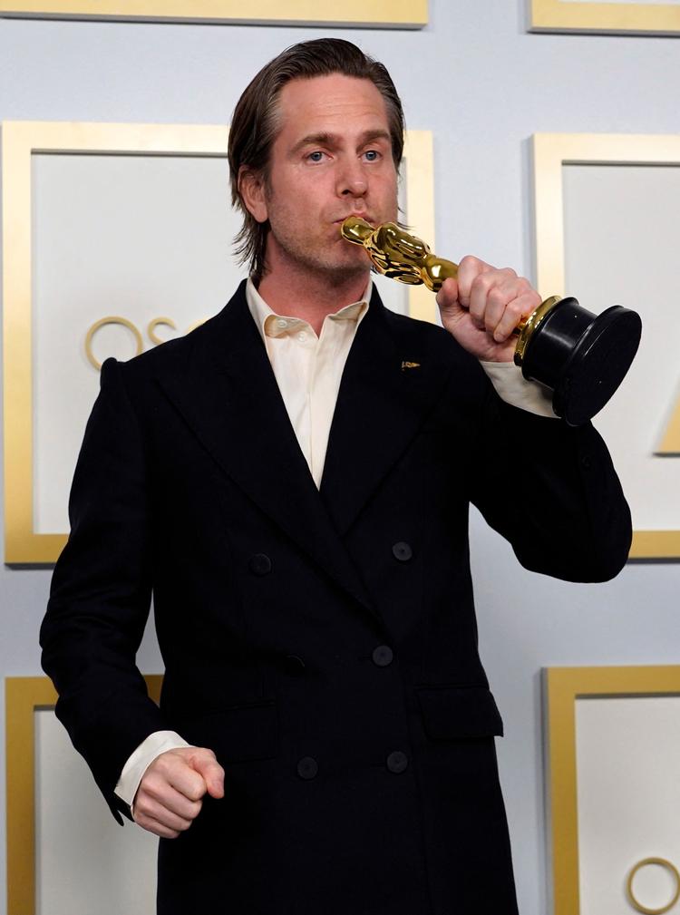 Mikkel E. G. Nielsen kysser den lille gyldne mand efter triumfen.  Foto: Chris Pizzello/Ritzau Scanpix