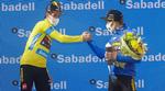 Primoz Roglic (t.v.) og Jonas Vingegaard ønsker hinanden tillykke efter at være sluttet som nr. 1 og 2 i Baskerlandet Rundt. Foto: Jumbo-Visma. 