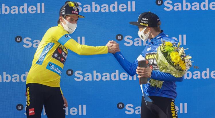 Primoz Roglic (t.v.) og Jonas Vingegaard ønsker hinanden tillykke efter at være sluttet som nr. 1 og 2 i Baskerlandet Rundt. Foto: Jumbo-Visma. 