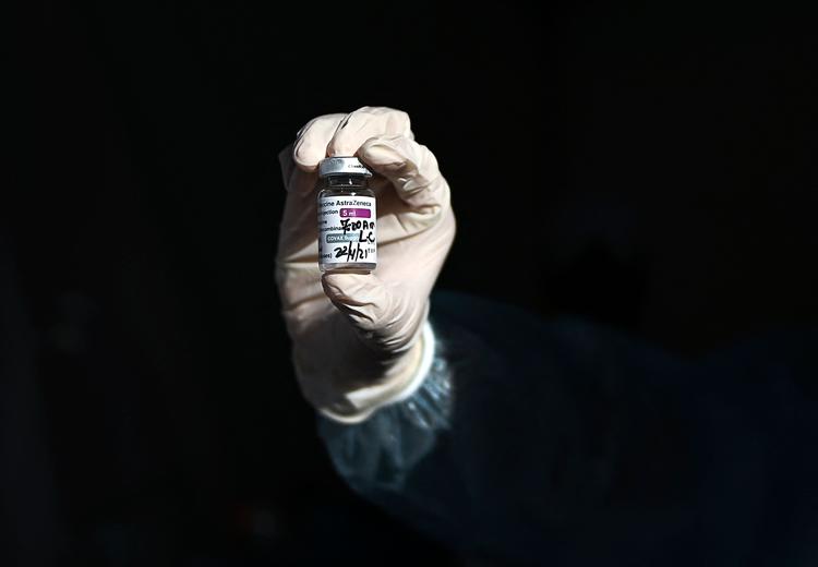 EU-Kommissionen har indledt en retssag mod AstraZeneca. Den svensk-britiske medicinalvirksomhed beskyldes for at have svigtet aftaler om leveringer af covid-19 vaccinedoser. Samtidig beskyldes firmaet for ikke have haft nogen troværdig plan for leveringer inden for en acceptabel tidsplan. Foto: Luis Acosta/Ritzau Scanpix