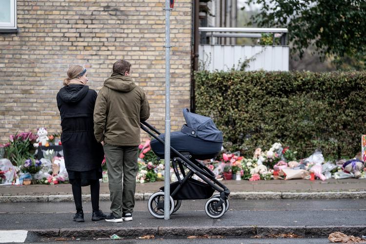 Blomster på Peter Bangs Vej efter trafikdrabet på det femårige barn. Foto: Tariq Mikkel Khan