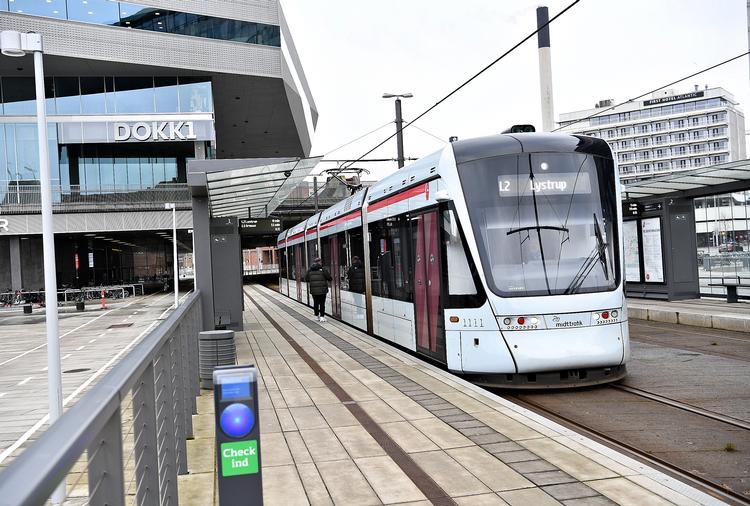 Betjent måtte på skadestuen, men kom ikke alvorligt til skade, i et sammenstød mellem patruljevogn og letbane i Aarhus (arkivfoto). Foto: Ernst van Norde