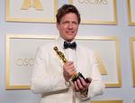 Natten til mandag vandt filmen 'Druk' en Oscar. Instruktør Thomas Vinterberg modtog den. Statuetten giver både hæder og tilbud, men i første omgang har instruktøren ingen planer om udlandet.   Foto: Chris Pizzello/Ritzau Scanpix
