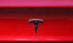     CORTE MADERA, CALIFORNIA - APRIL 26: The Tesla logo is displayed on a Tesla car on April 26, 2021 in Corte Madera, California. Tesla will report first quarter earnings today after the closing bell. Justin Sullivan/Getty Images/AFP == FOR NEWSPAPERS, INTERNET, TELCOS &amp; TELEVISION USE ONLY ==   Foto: Justin Sullivan/Ritzau Scanpix