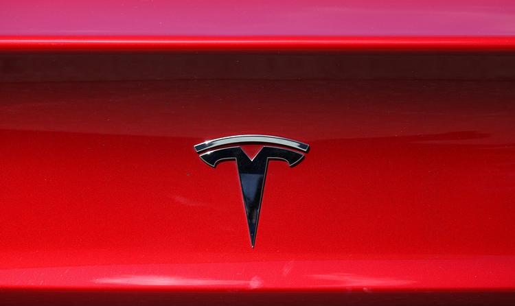     CORTE MADERA, CALIFORNIA - APRIL 26: The Tesla logo is displayed on a Tesla car on April 26, 2021 in Corte Madera, California. Tesla will report first quarter earnings today after the closing bell. Justin Sullivan/Getty Images/AFP == FOR NEWSPAPERS, INTERNET, TELCOS &amp; TELEVISION USE ONLY ==   Foto: Justin Sullivan/Ritzau Scanpix