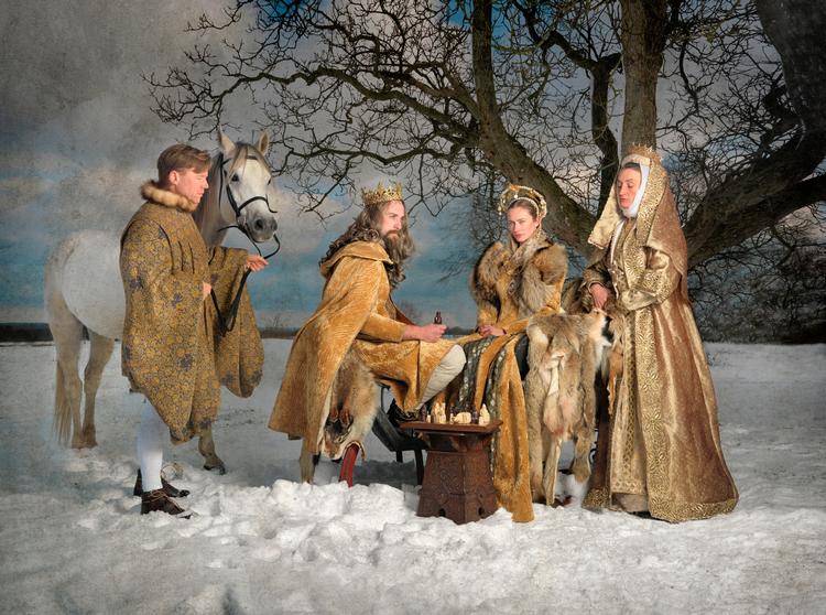 Et eksempel på den lyngvildske æstetik, der domineres af skæg, hår, pels og skinnende genstande. Fototapetet skal forestille Margrethe I, der hygger i sneen sammen med sin afløser, adoptivsønnen Erik af Pommern. 
