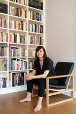 Jenny Lund Madsen læser selv mange krimier. At genren ikke skulle være 'rigtig' litteratur er en 'ret vild indstilling', synes hun. Foto: Lærke Posselt