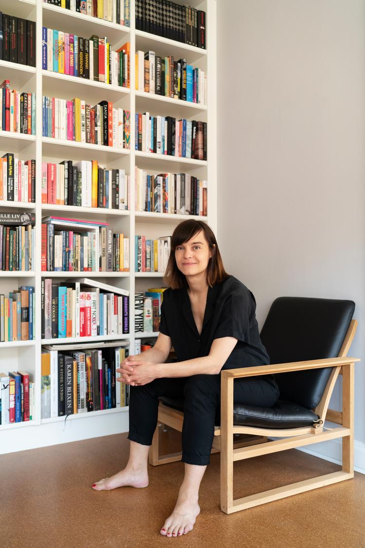 Jenny Lund Madsen læser selv mange krimier. At genren ikke skulle være 'rigtig' litteratur er en 'ret vild indstilling', synes hun. Foto: Lærke Posselt