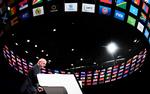 Selv fra toppen af Fifa-hierarkiet må præsident Gianni Infantino kunne mærke, at græsrødderne rører på sig med krav om værdighed og anstændighed. Foto: Lars Poulsen/POLFOTO