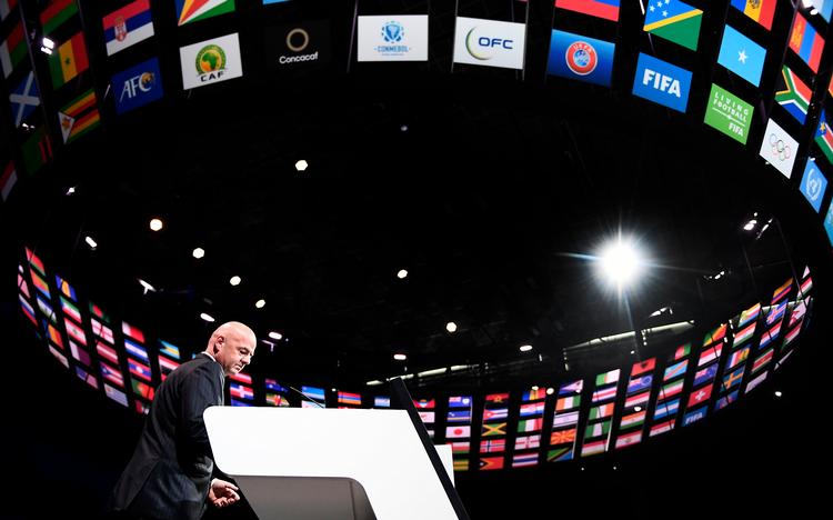 Selv fra toppen af Fifa-hierarkiet må præsident Gianni Infantino kunne mærke, at græsrødderne rører på sig med krav om værdighed og anstændighed. Foto: Lars Poulsen/POLFOTO