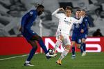 Chelseas forsvarer Antonio Rüdiger tackler her bolden væk fra Real Madrids rutinerede kroat Luka Modric, der måske optræder denne sommer ved EM, hvor Parken ud over tre danske gruppekampe også skal præsentere en ottendedelsfinale.  Foto: Pierre-philippe Marcou/Ritzau Scanpix