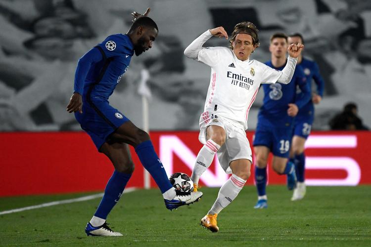 Chelseas forsvarer Antonio Rüdiger tackler her bolden væk fra Real Madrids rutinerede kroat Luka Modric, der måske optræder denne sommer ved EM, hvor Parken ud over tre danske gruppekampe også skal præsentere en ottendedelsfinale.  Foto: Pierre-philippe Marcou/Ritzau Scanpix