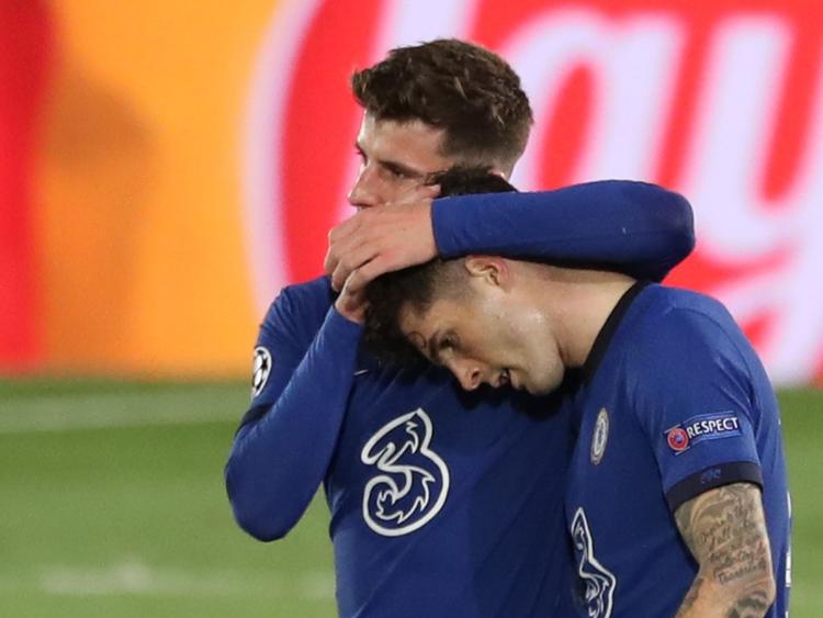 Mason Mount var en af de få engelske spillere på banen, og her lykønsker han amerikanske Christian Pulisic med dennes scoring til 1-0. Foto: Susana Vera/Ritzau Scanpix