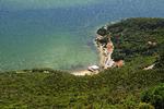Portugal er ikke altid det første sted danskerne henlægger deres sommerferie, men når man ser billedet af Portinho da Arrábida-stranden, så kan det være, at man ændrer opfattelse. Foto: RR-TdP