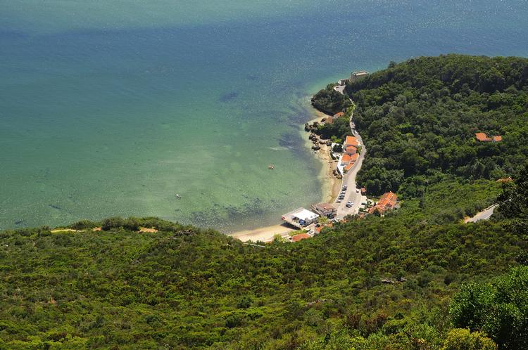 Portugal er ikke altid det første sted danskerne henlægger deres sommerferie, men når man ser billedet af Portinho da Arrábida-stranden, så kan det være, at man ændrer opfattelse. Foto: RR-TdP