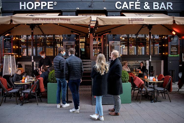 Genåbning med coronapas og bordbestilling på restauranter. Stemning både ud og inde. CV19. Covid-19, corona, coronavirus. Foto: Finn Frandsen/POLFOTO