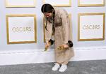 Forgyldt. Kinesiske Chloé Zhao med de gyldne oscarstatuetter for Bedste film og Bedste instruktør for filmen 'Nomadland.   Foto: Chris Pizzello/Pool/Ritzau Scanpix