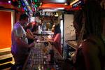 Styrkelse af støjvagten er blandt initiativer, som kan iværksættes, står der i det nye udkast. Her ses støjvagt Frank Christian Wollerup på Luna Bar i Viktoriagade. Foto: Marius Renner/POLFOTO