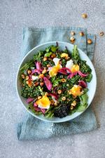 En stor, saftig salat er altid sagen. Og hvis du ikke har en have med planter, kan du klare fourageringen i supermarkedets krydderurteafdeling. Foto: Line Thit Klein
