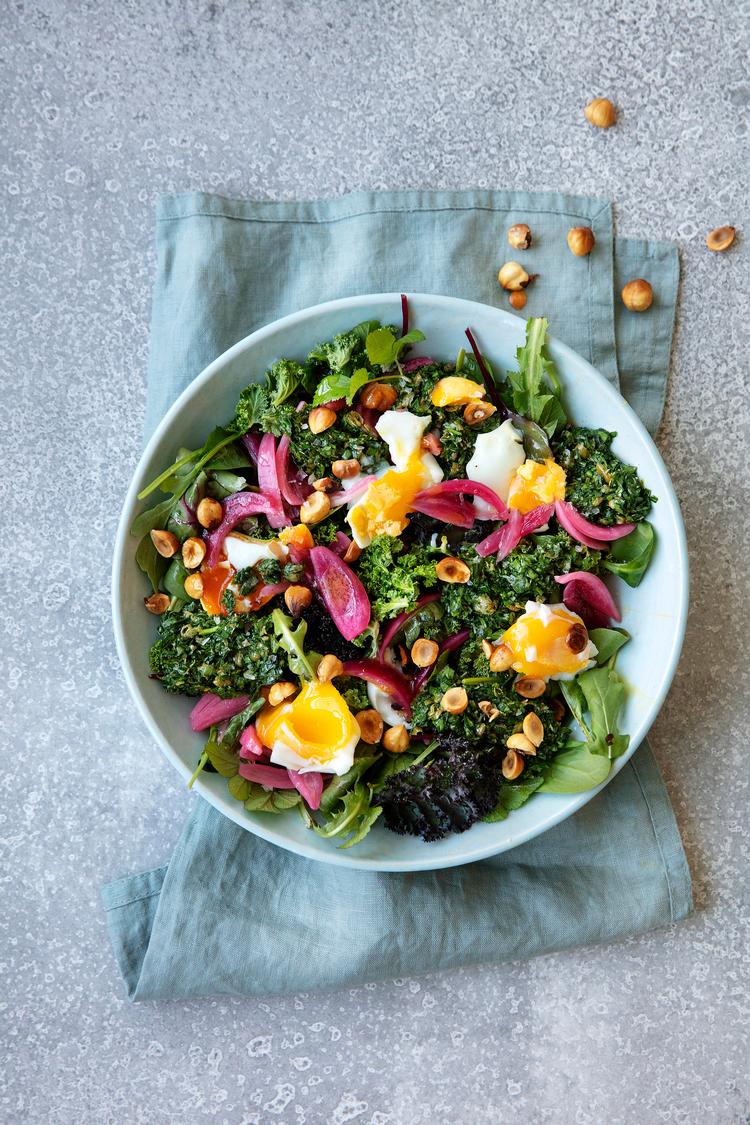En stor, saftig salat er altid sagen. Og hvis du ikke har en have med planter, kan du klare fourageringen i supermarkedets krydderurteafdeling. Foto: Line Thit Klein