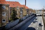 En motorvej klods op ad boligblokke er en uheldig kombination. Men den findes i Hvidovre, hvor omkringboende ser positivt på et forslag om at overdække motorvejen. Foto: Jens Dresling/POLFOTO